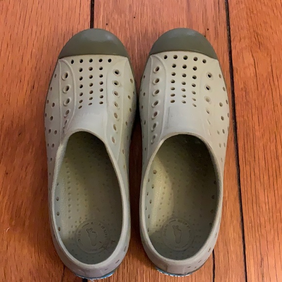 Native Shoes size J2 VGUC